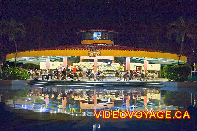 Cuba Varadero Hotel Villa Cuba Le bar de la piscine.  L'ambiance est souvent à la fête ici.  Ainsi le bar ferme plus tôt depuis 2008, les clients se plaignaient du bruit la nuit avant.