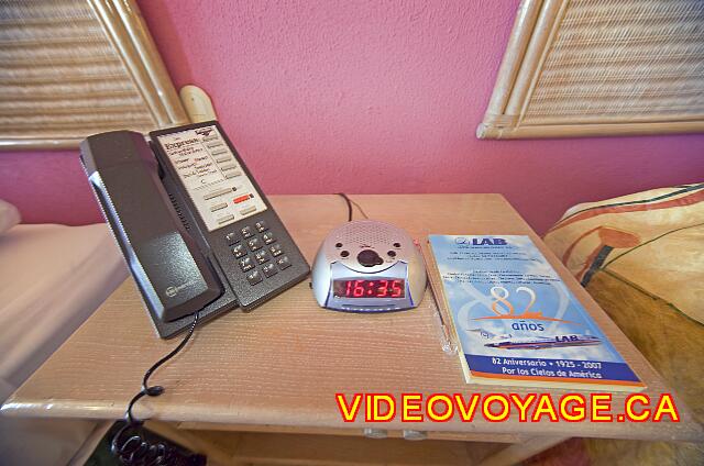 Cuba Varadero Hotel Villa Cuba Una radio reloj despertador y teléfono.