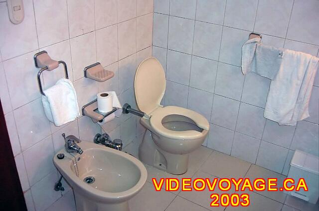 Cuba Varadero Hotel Villa Cuba El cuarto de baño con inodoro y bidet a la europea.