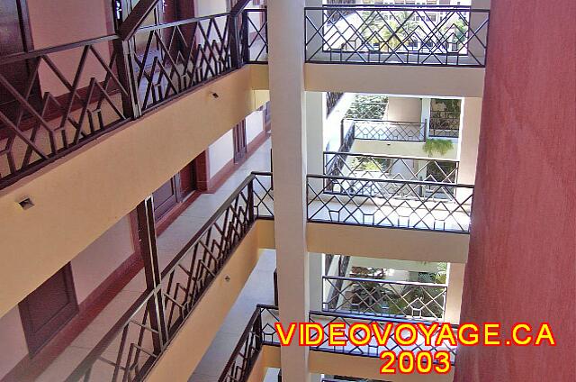 Cuba Varadero Hotel Villa Cuba El edificio principal de muchos pisos, múltiples escaleras, ascensores que no siempre funcionan bien ... Un hotel que no se recomienda para las personas con discapacidad.
