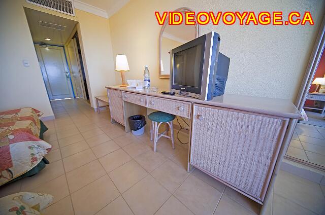 Cuba Varadero Hotel Villa Cuba Un armario para el televisor, el refrigerador, un artista de maquillaje y un espacio para el equipaje depósito.