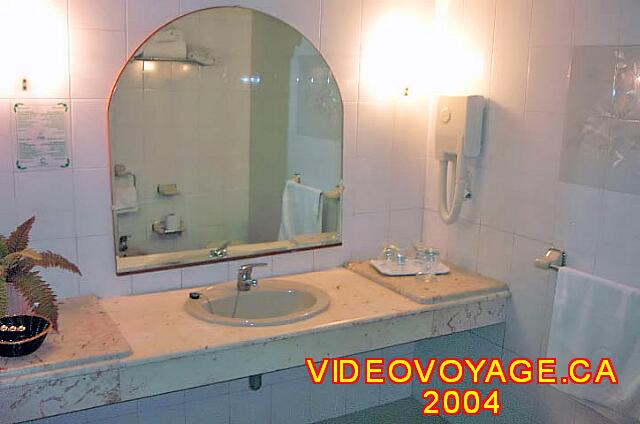 Cuba Varadero Hotel Villa Cuba El cuarto de baño con secador de pelo que no creció mucho aire caliente.