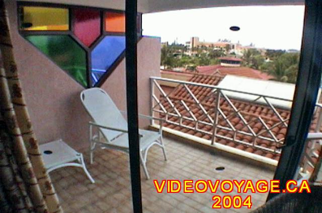 Cuba Varadero Hotel Villa Cuba Habitaciones situadas encima del restaurante de buffet tiene un balcón grande. La vista puede ser parcialmente bloqueado por el techo restaurante, el último nivel de la vista es hermosa ...