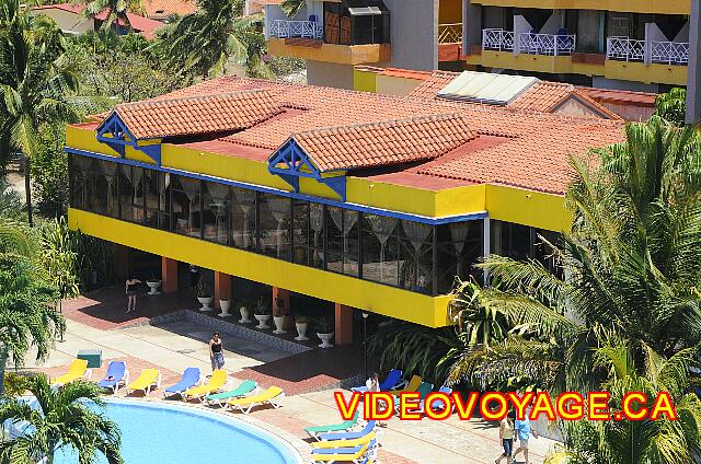 Cuba Varadero Hotel Villa Cuba Le restaurant buffet est situé près de la piscine au second étage, accessible par les personnes handicapés par l'ascenceur.