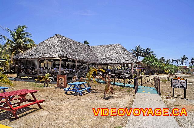 Cuba Varadero Hotel Villa Cuba Un bar abierto durante el día y ofrece un buffet de aperitivos. El buffet es más amplio que antes. Ahora huéspedes comer para la cena en la playa y el restaurante buffet principal sopa.