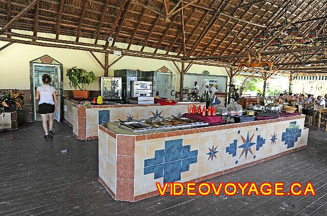 Cuba Varadero Hotel Villa Cuba Un bar abierto durante el día y ofrece un buffet en el restaurante del centro de la merienda.