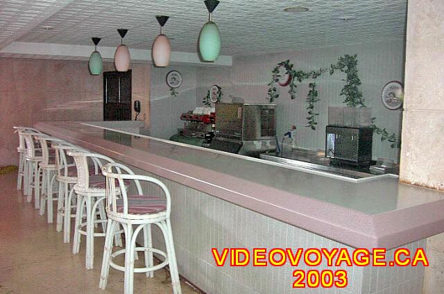 Cuba Varadero Hotel Villa Cuba El Bar Tropical merienda contador en 2003. Él estaba abierto para aperitivos nocturnos. Fue cerrado porque los clientes eran demasiado buillants el cierre de la discoteca a las 3:00 am ...