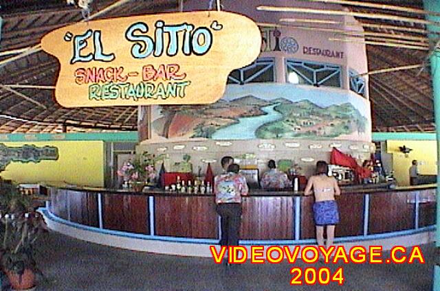 Cuba Varadero Hotel Villa Cuba El restaurante bar El sitio en 2004 era popular. Abierto para almuerzos y finales de la tarde como un snack bar y como restaurante a la carta por las noches.