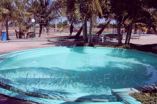 Cuba Varadero Villa La Mar La piscine pour les enfants protégé du soleil par les arbres.